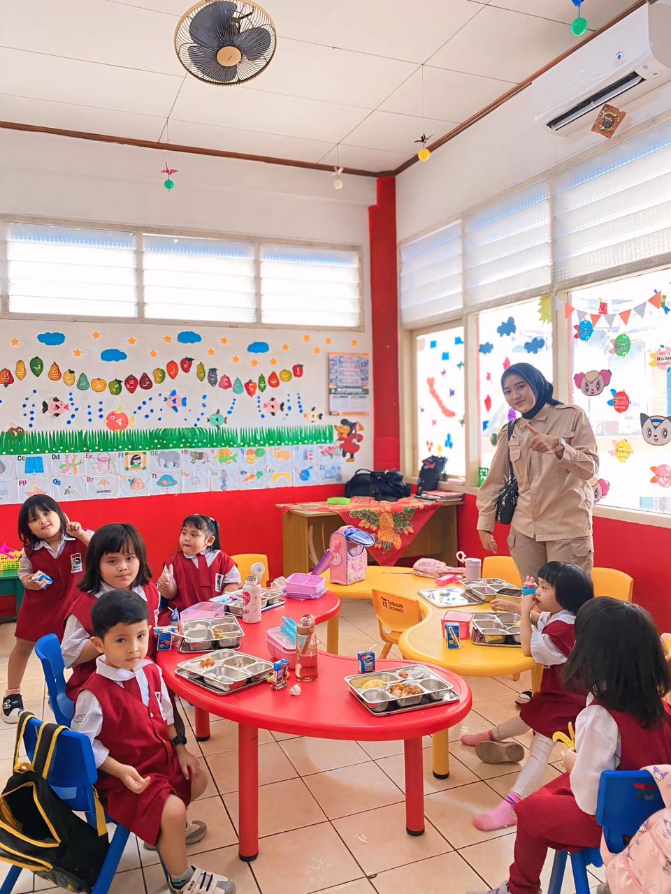 Pembagian makanan bergizi kepada siswa