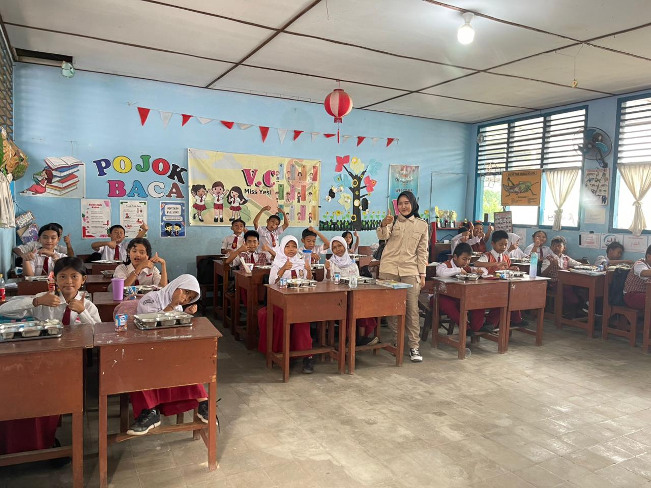 Siswa menikmati makan bersama di sekolah