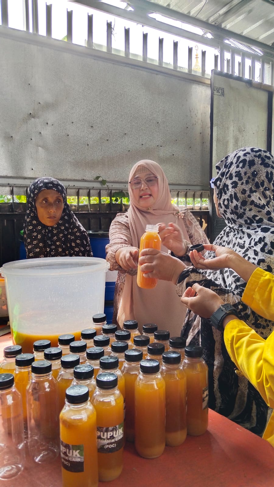 Petugas menyiapkan menu bergizi